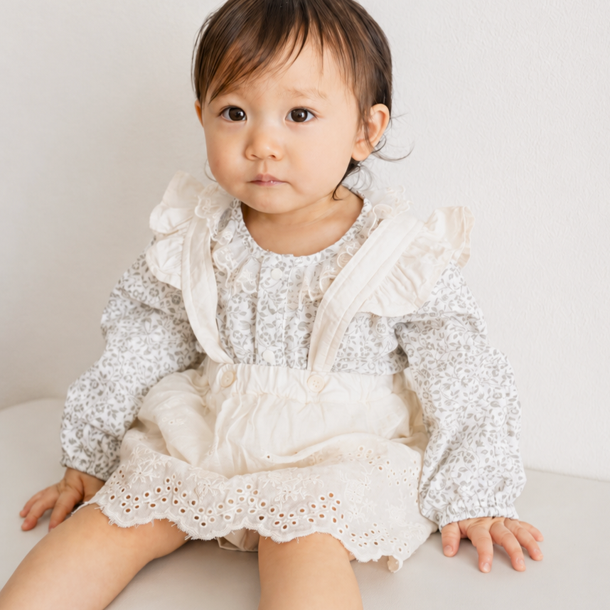 レースサス付き小花柄ロンパース