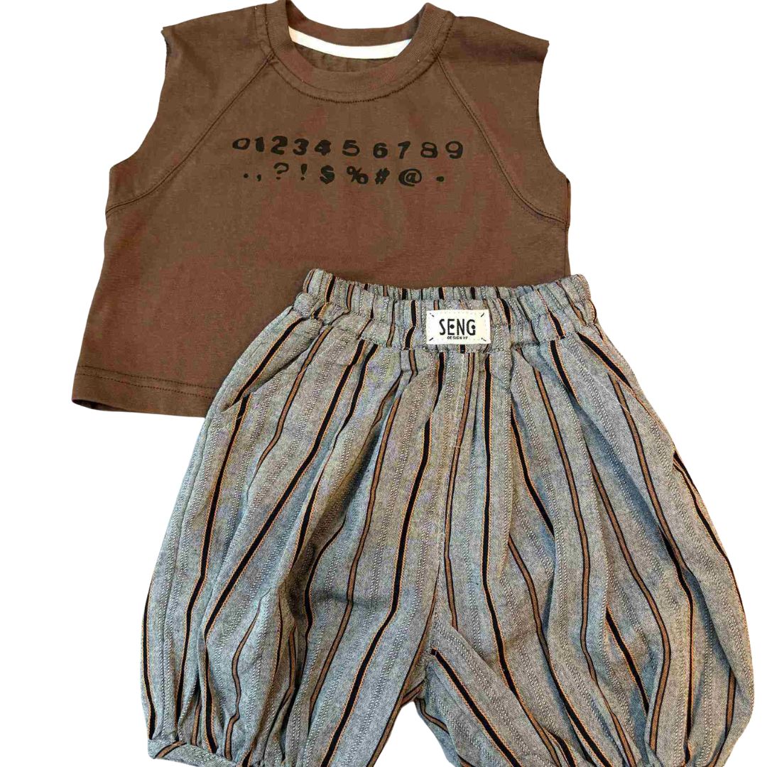 数字Tシャツ＆ストライプパンツ