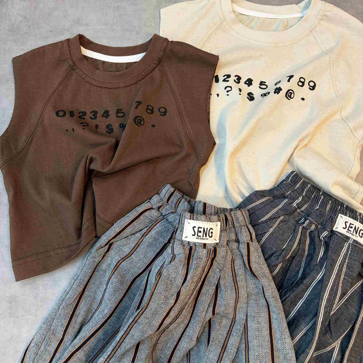 数字Tシャツ＆ストライプパンツ