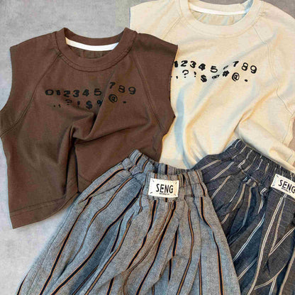 数字Tシャツ＆ストライプパンツ
