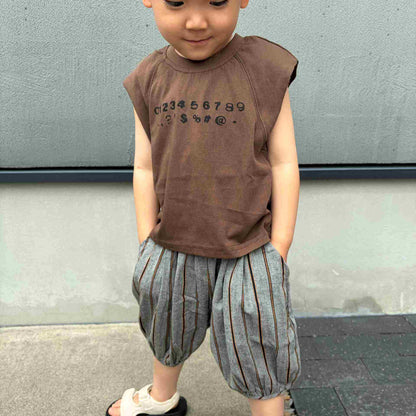 数字Tシャツ＆ストライプパンツ