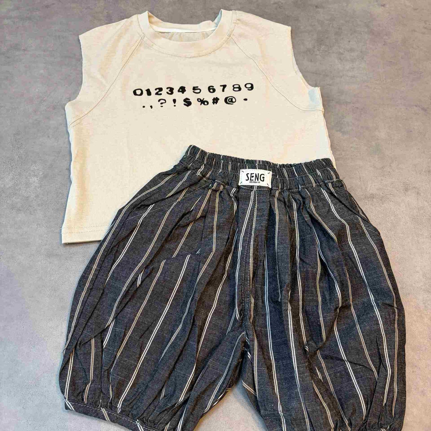 数字Tシャツ＆ストライプパンツ