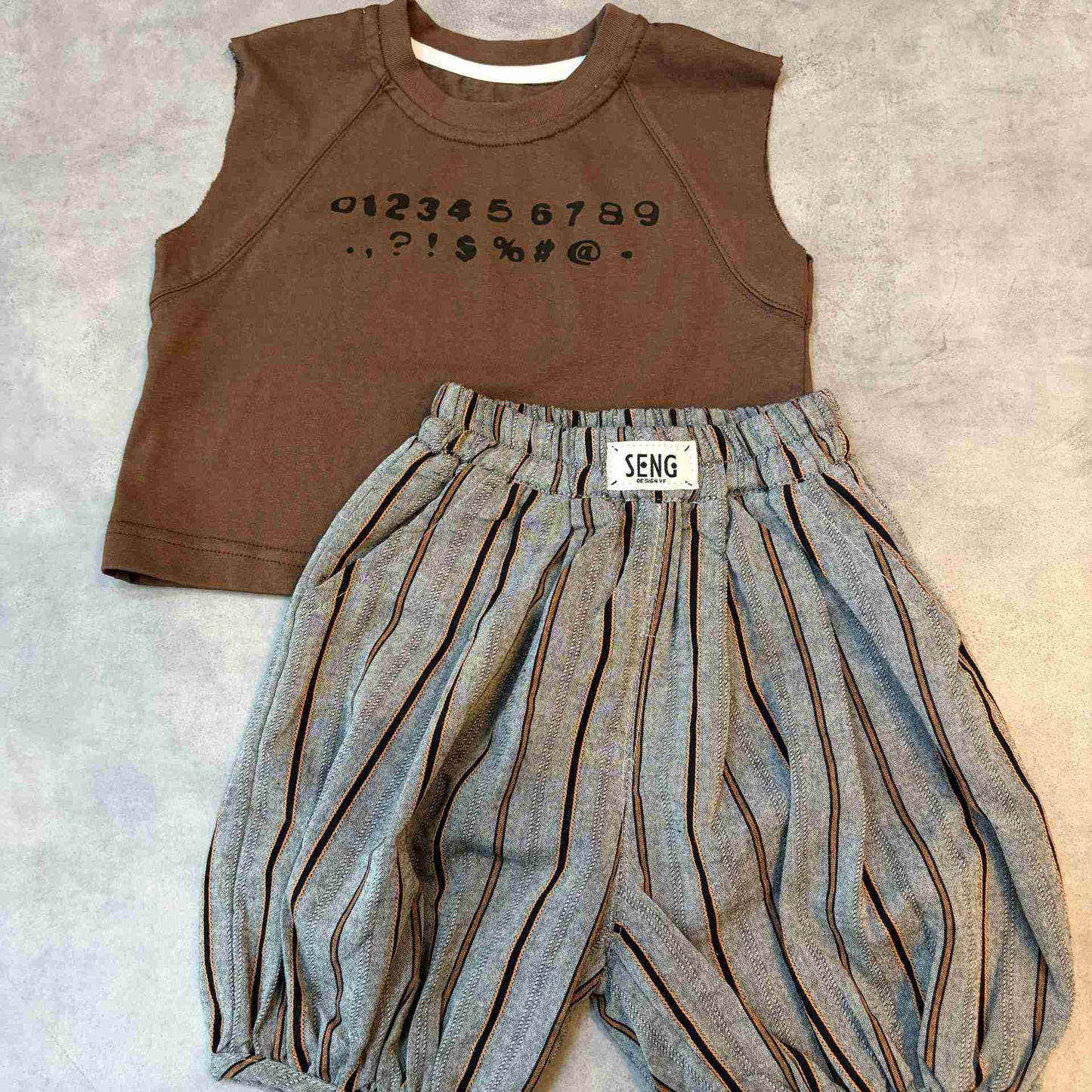 数字Tシャツ＆ストライプパンツ